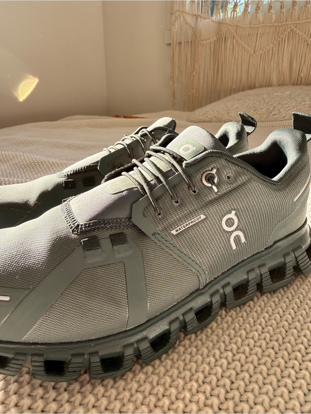 On Running waterproof Men’s Sneakers in pine color.  Womens 8.5- euro size 40 - Picture 3 of 6